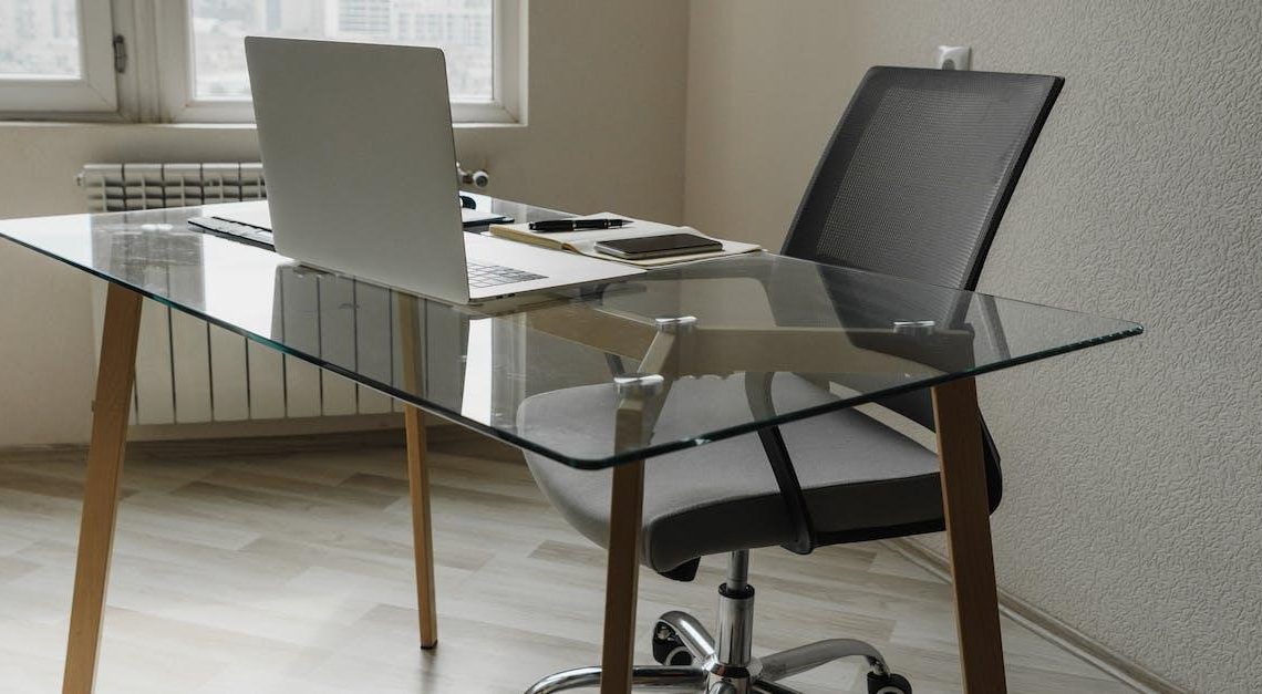 Hvorfor en god kontorstol er vigtig for dit helbred og produktivitet